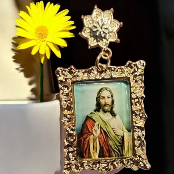 Jesus Christ Portrait Painting Gold Frame Earrings Unique Nostalgic Jewelry NEW - Picture 2 of 7